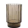 Vaso de vidro castanho com textura estriada vertical.