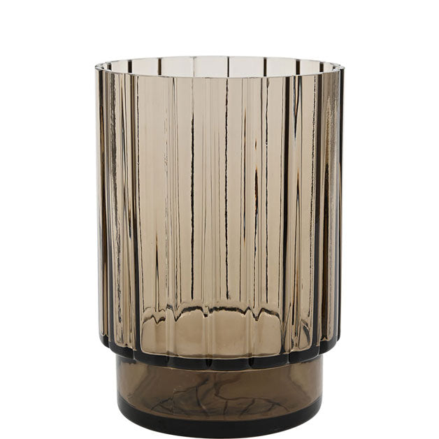 Vaso de vidro castanho com textura estriada vertical.