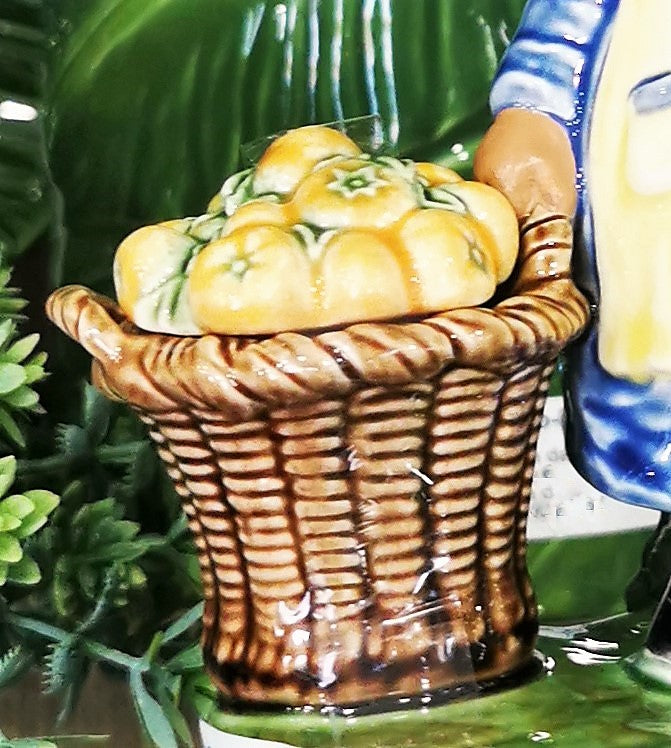 Cesto de cerâmica com abóboras amarelas decorativas