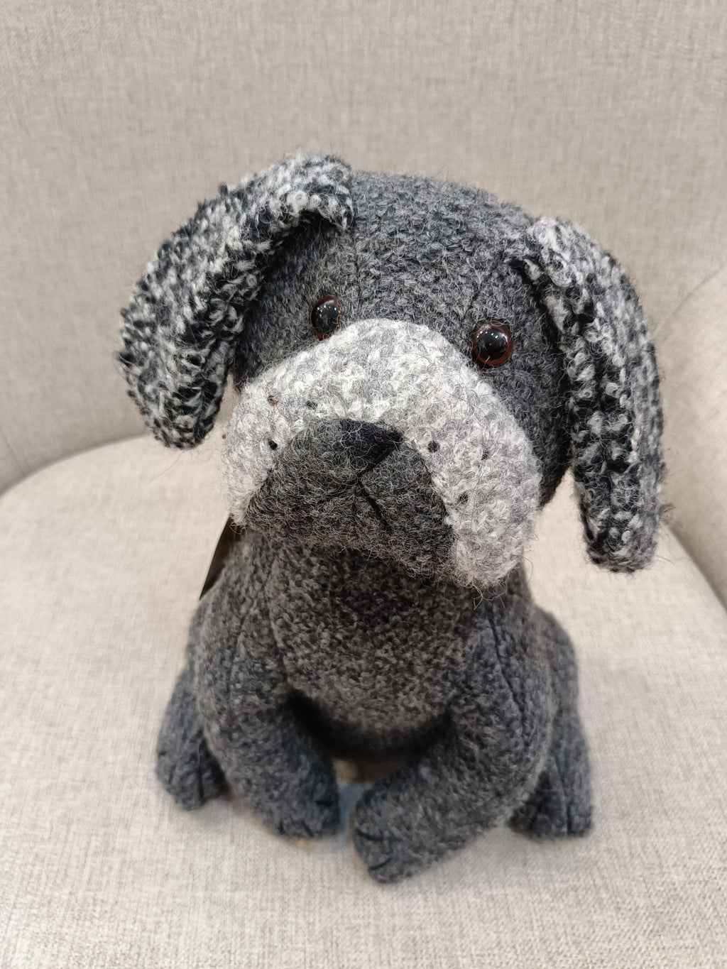 Boneco de cão de tecido cinzento e branco com padrão felpudo