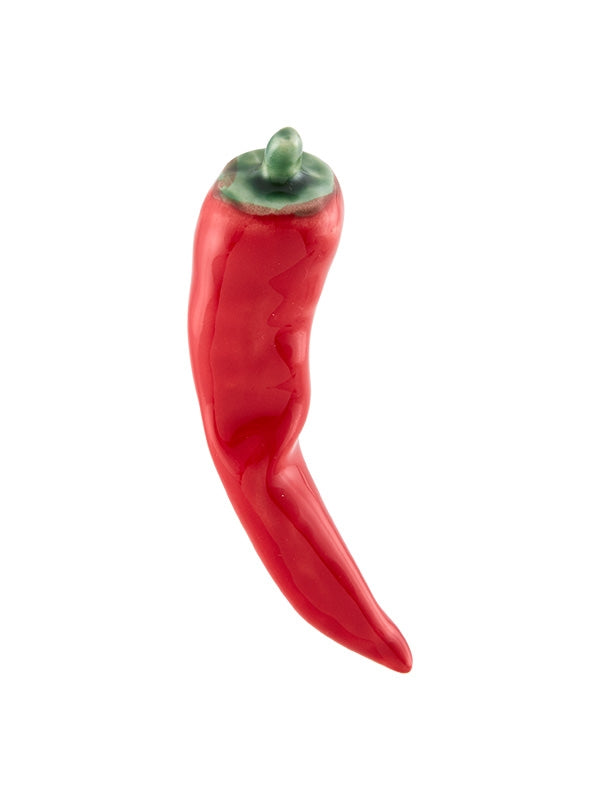 Pimento vermelho cerâmico com caule verde em fundo branco