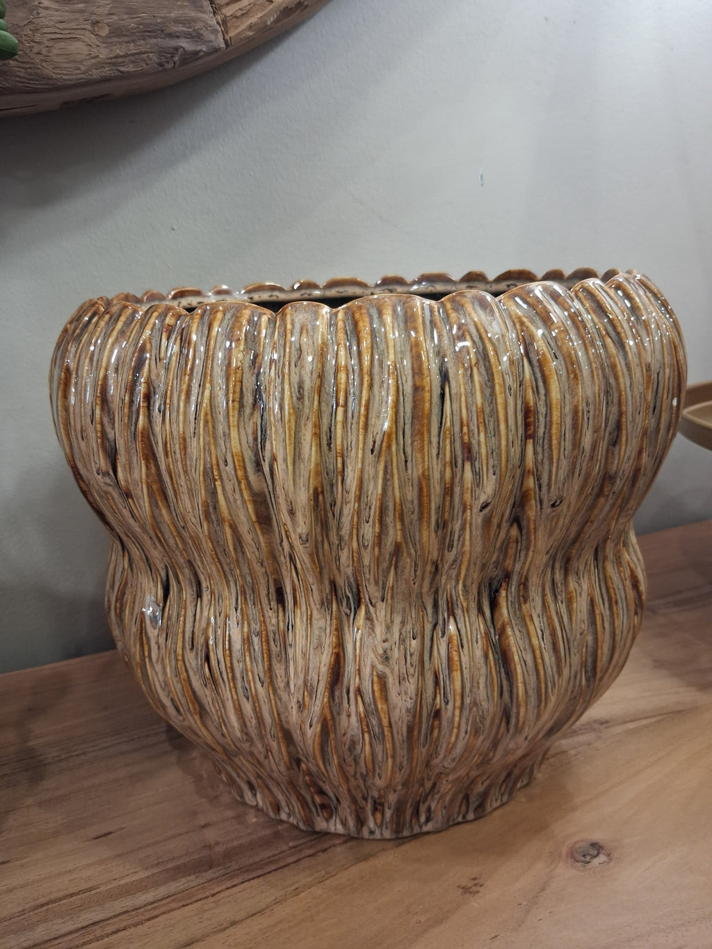 Vaso cerâmico castanho com textura ondulada e brilho