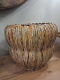 Vaso cerâmico castanho com textura ondulada e brilho