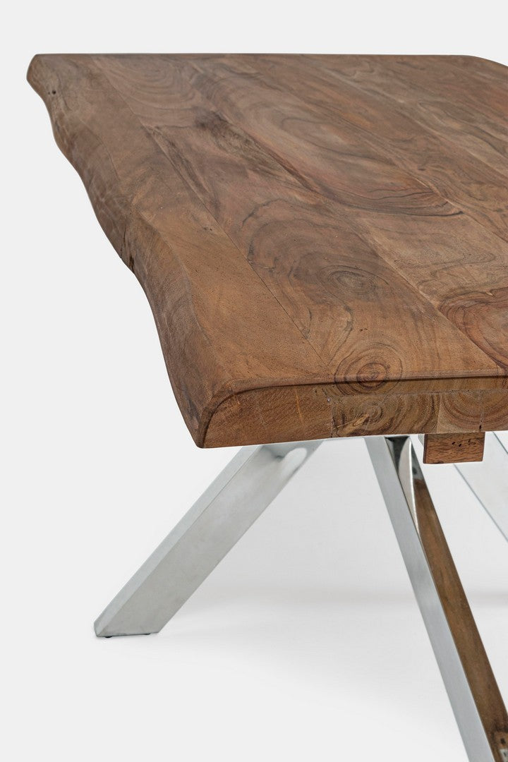 Mesa de madeira com pernas metálicas em fundo branco