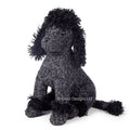 Peluche de cão poodle preto sentado com coleira preta