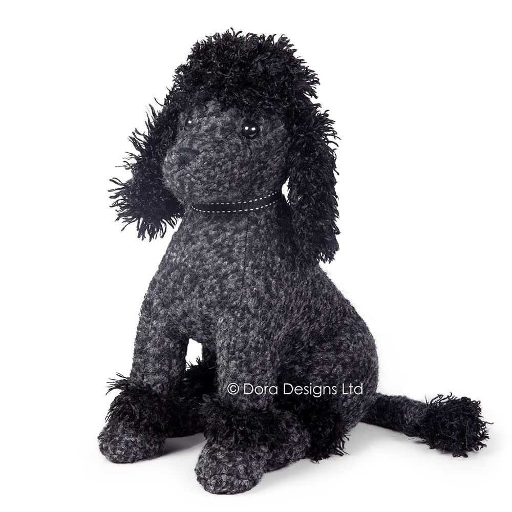 Peluche de cão poodle preto sentado com coleira preta