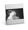 Moldura de metal prateado com fotografia a preto e branco de dois homens.
