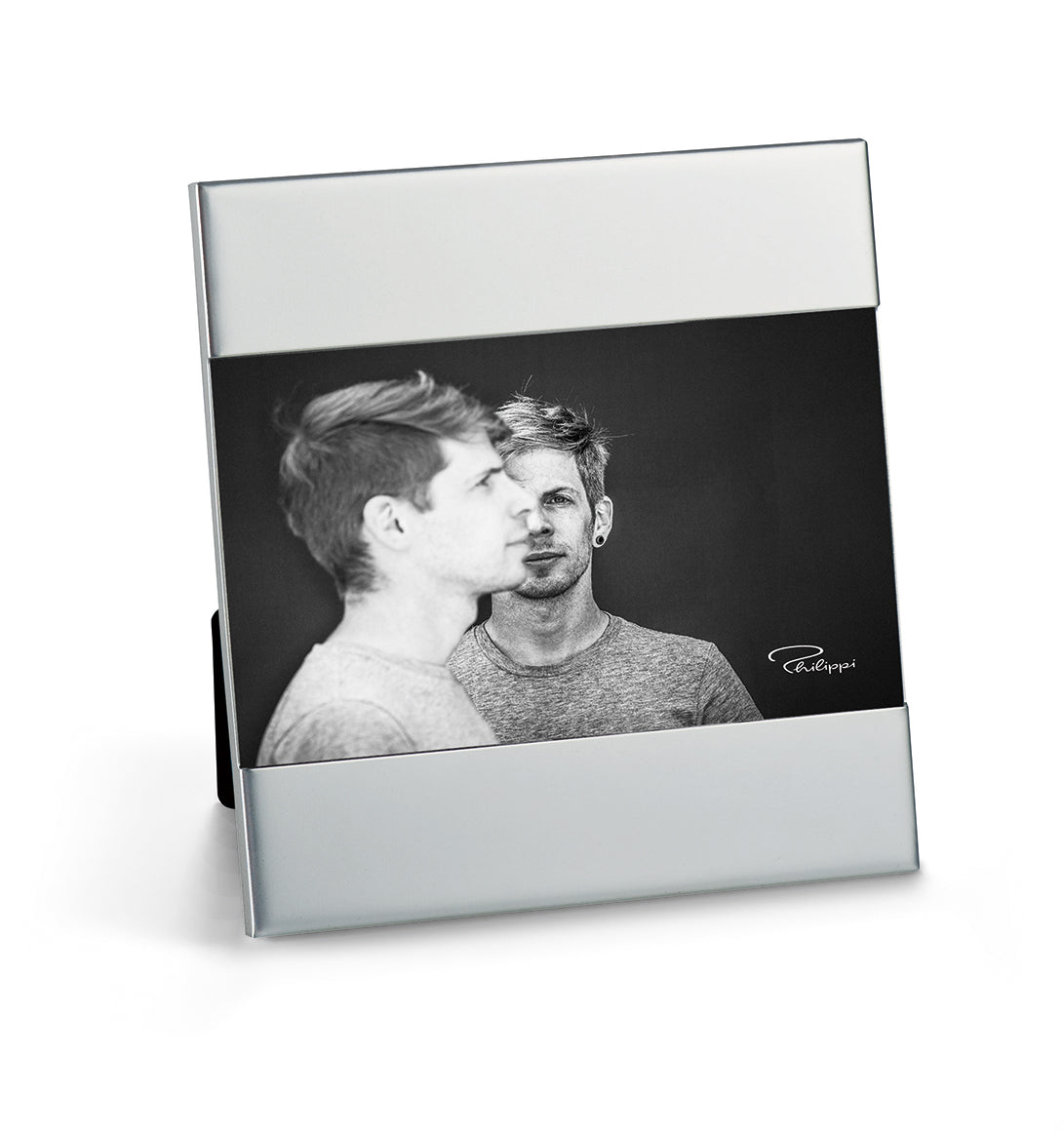 Moldura de metal prateado com fotografia a preto e branco de dois homens.