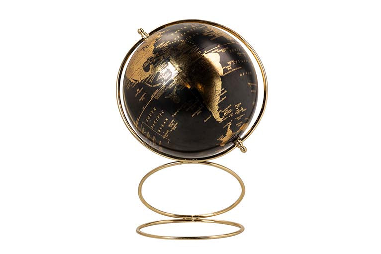 Globo terrestre preto com detalhes dourados numa base metálica dourada em espiral.