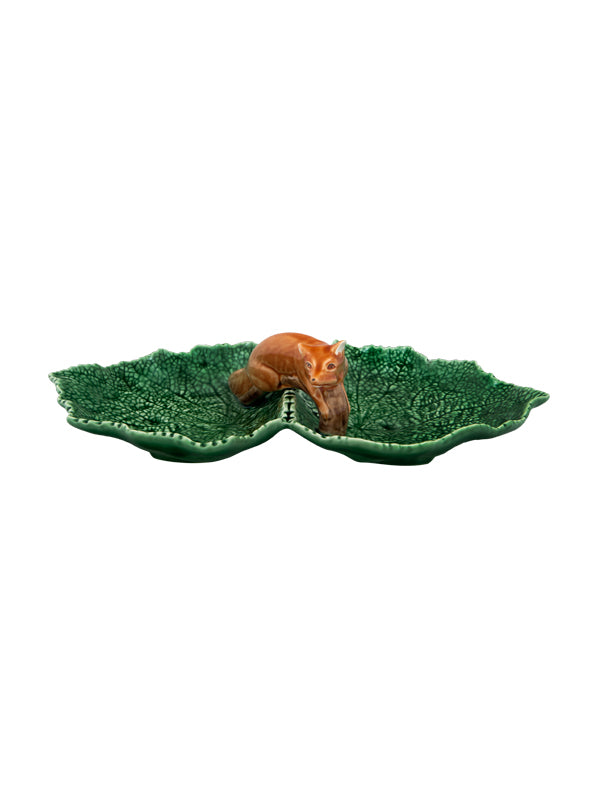 Prato decorativo em cerâmica em forma de folha verde com esquilo castanho