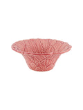 Taça cerâmica rosa com textura floral sobre fundo branco