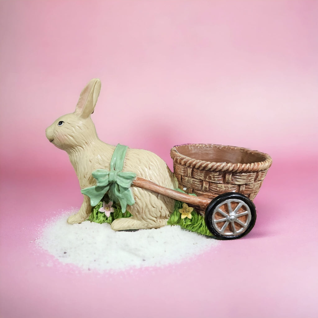 Figura decorativa de coelho com carrinho de cesto e laço verde