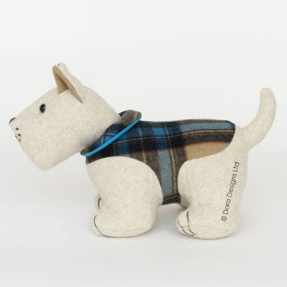 Figura decorativa de cão em tecido bege com casaco xadrez azul e castanho