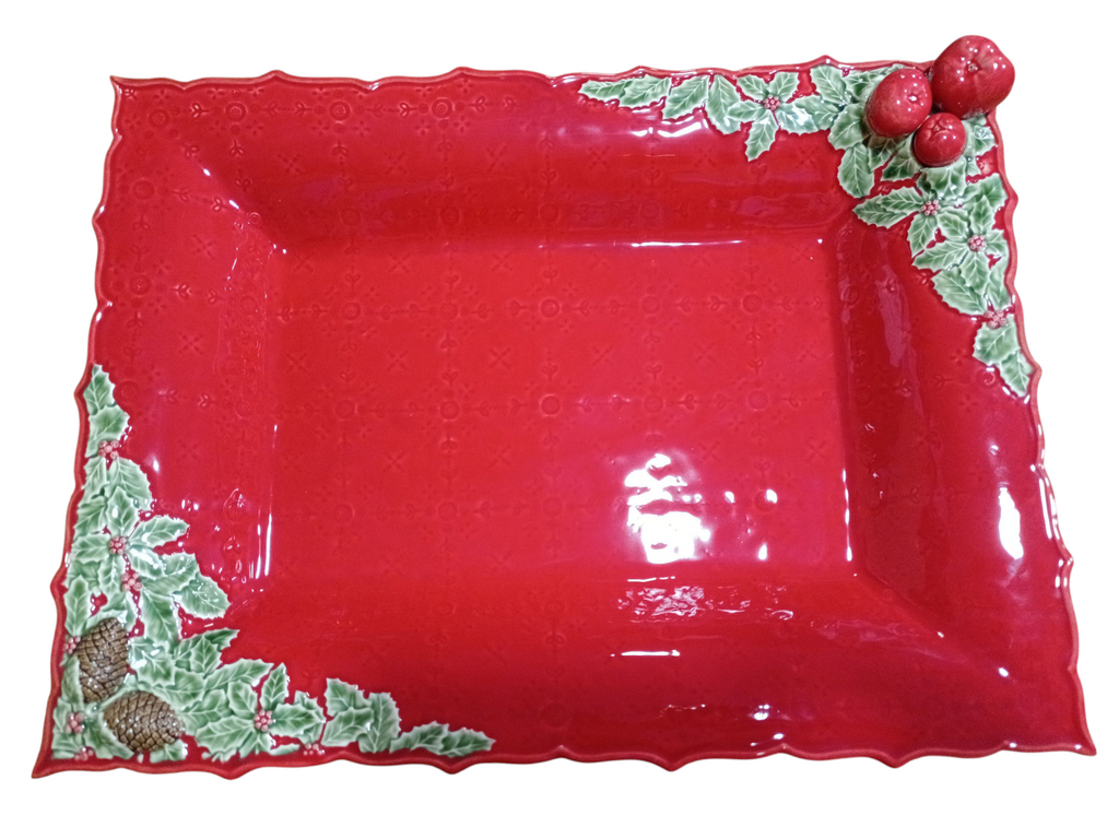 Prato rectangular vermelho com decoração de folhas verdes, pinhas e frutos vermelhos