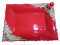 Prato rectangular vermelho com decoração de folhas verdes, pinhas e frutos vermelhos