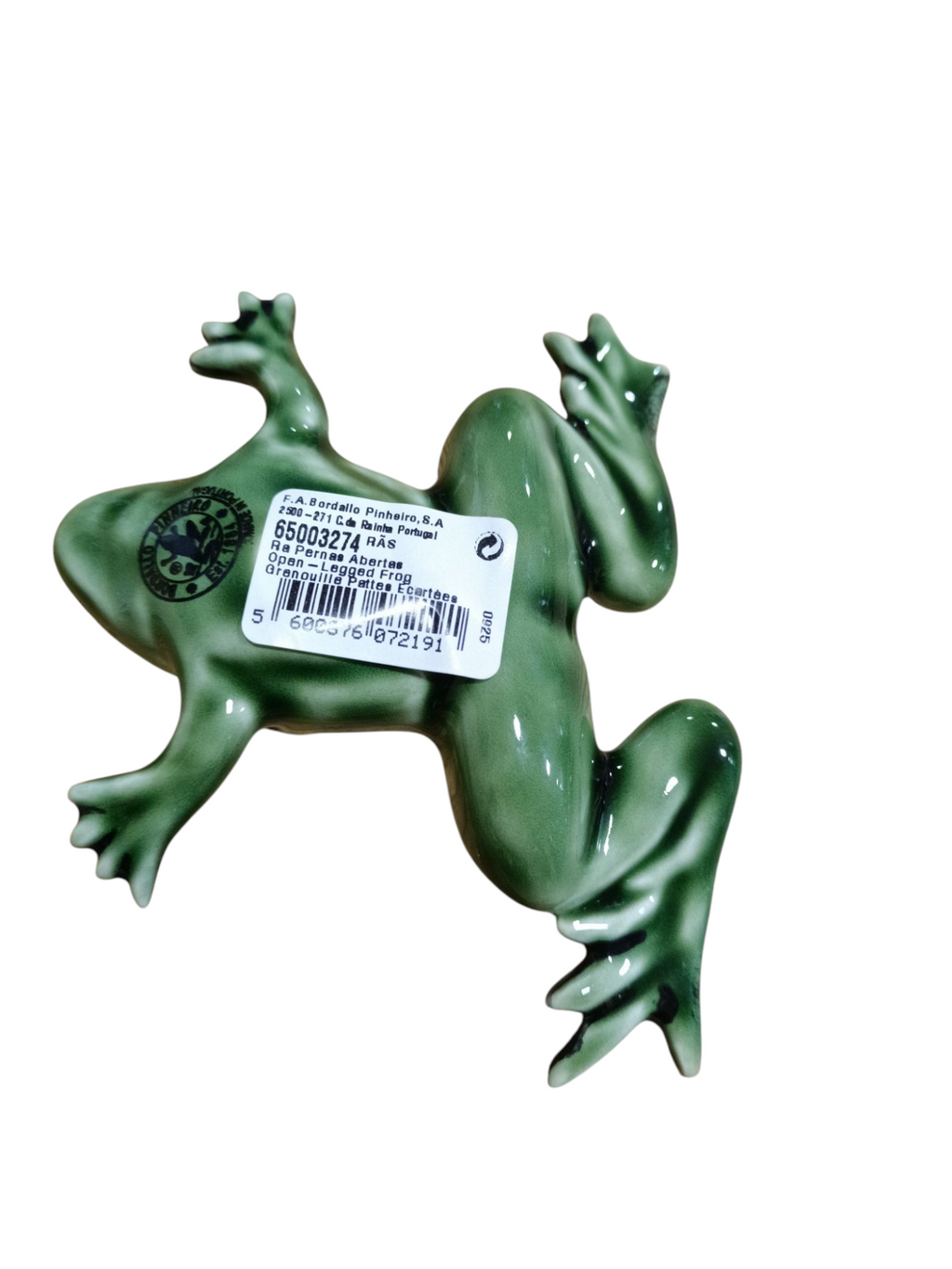 Figura decorativa em forma de rã verde com etiqueta colada