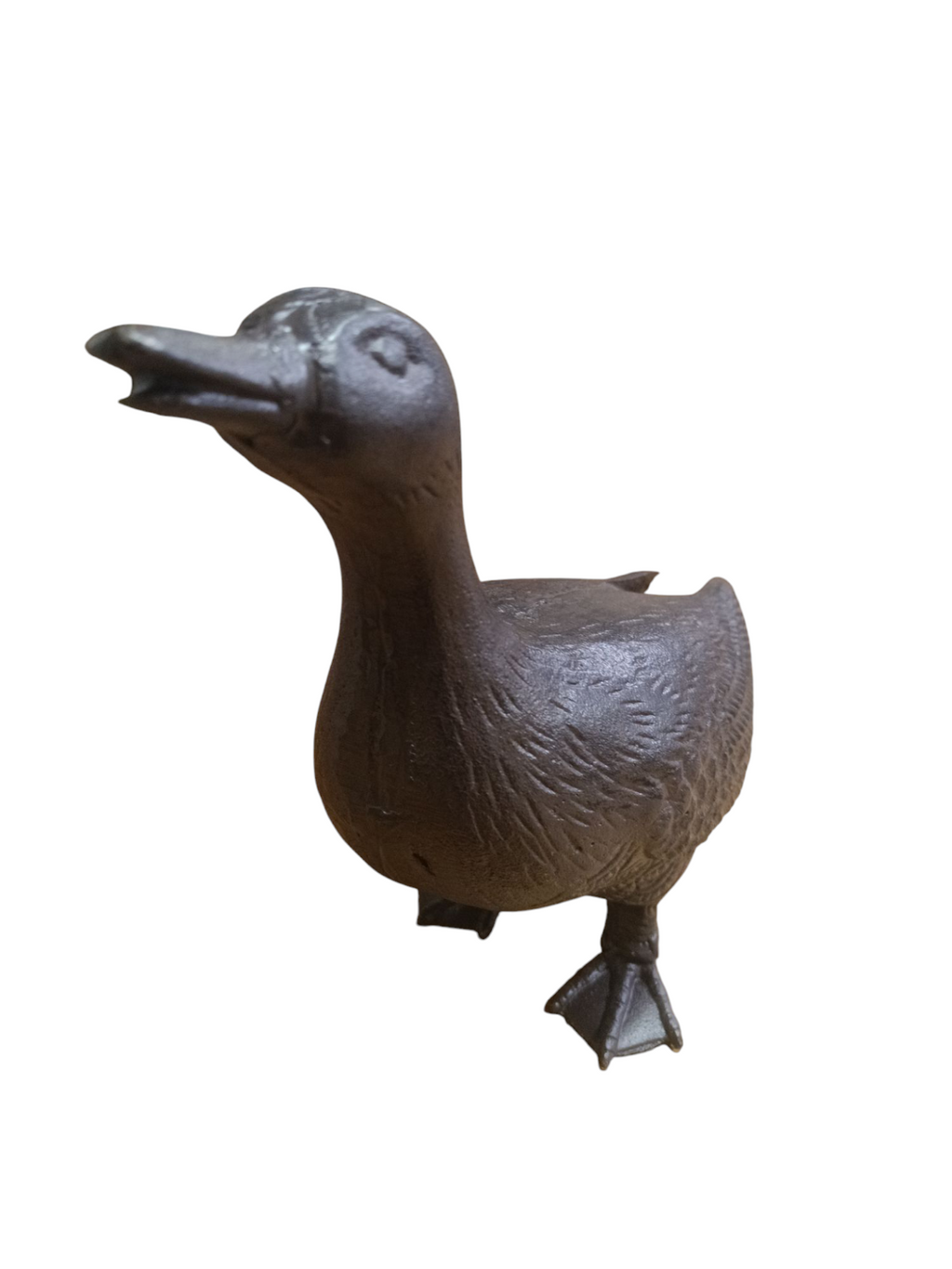 Estátua metálica castanha de um pato com textura de penas e olhos marcados