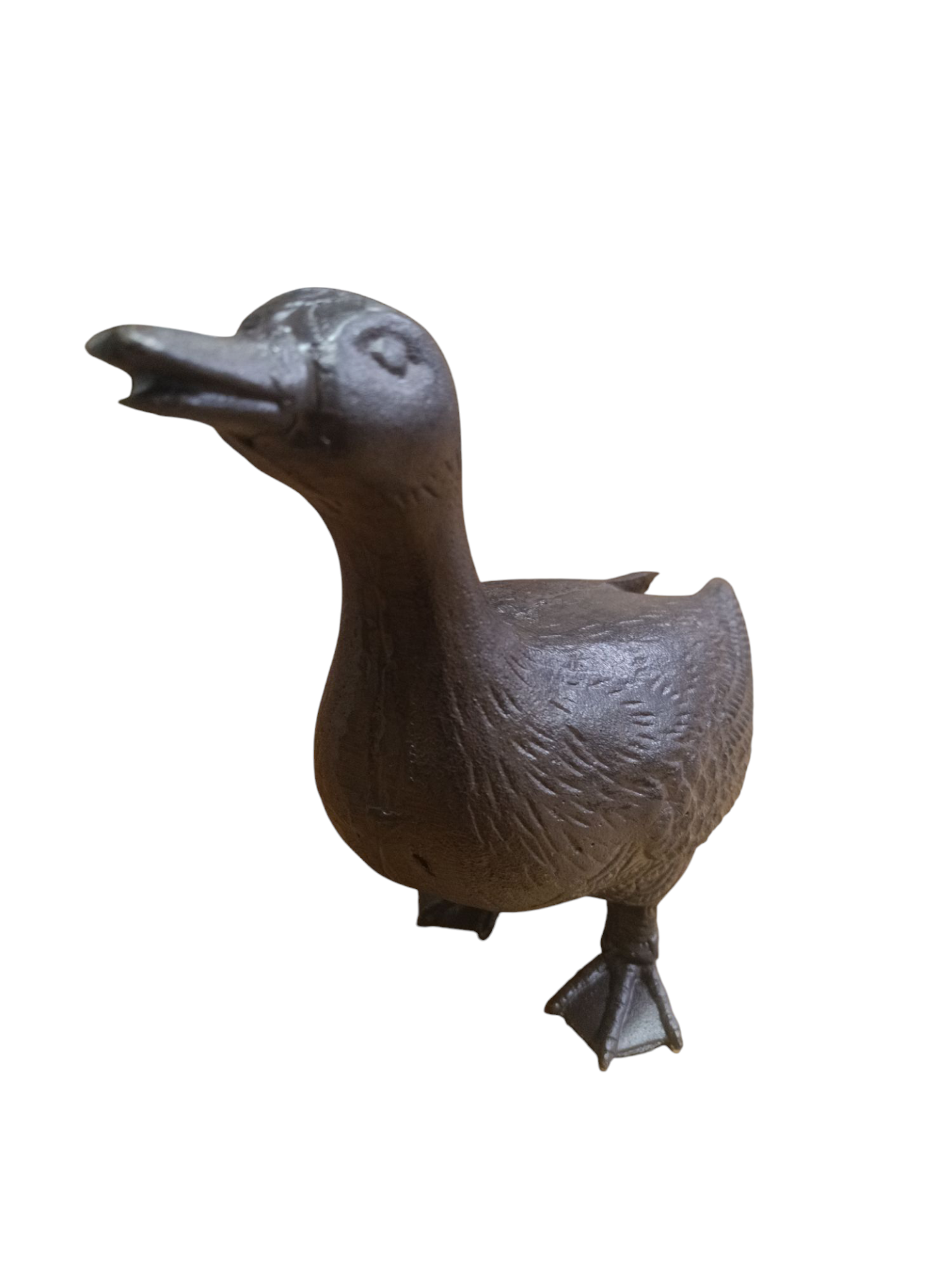 Estátua metálica castanha de um pato com textura de penas e olhos marcados