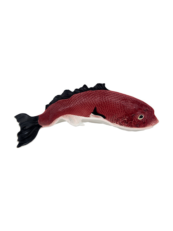 Figura decorativa em forma de peixe vermelho e preto em fundo branco