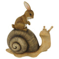 Estátua de coelho sentado numa concha de caracol