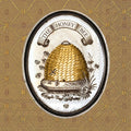 Ilustração oval de colmeia dourada com abelhas e texto THE HONEY BEE sobre fundo castanho texturado.