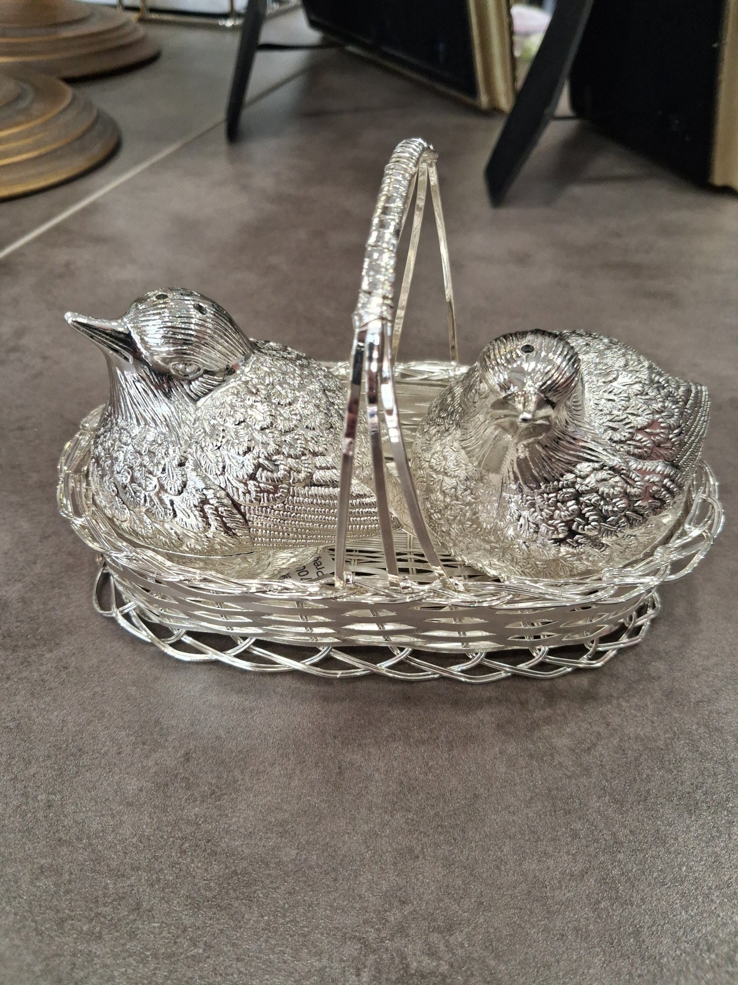 Cesta metálica prata com figuras de pássaros