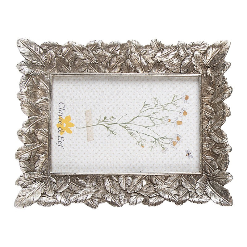 moldura de fotos de metal prateado com padrão de folhas e imagem decorativa interior