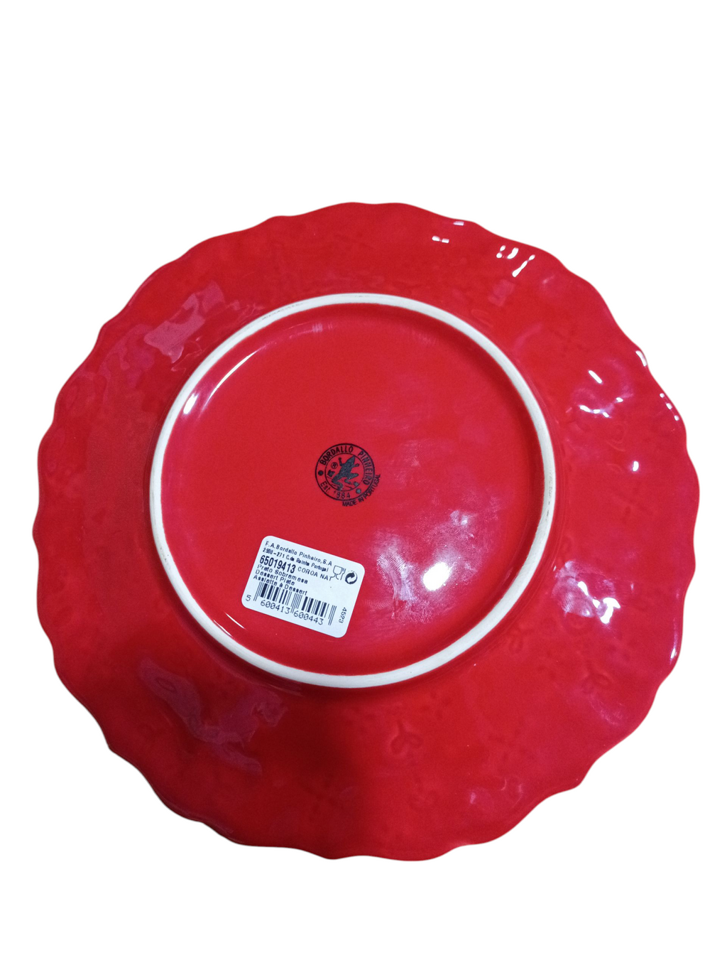 Prato vermelho visto de baixo com selo e etiqueta