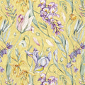 Papel de parede ou tecido decorativo com padrão floral lilás, branco, amarelo e verde sobre fundo amarelo