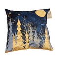 Almofada decorativa com padrão de árvores e lua em tons dourados, cinza e azul