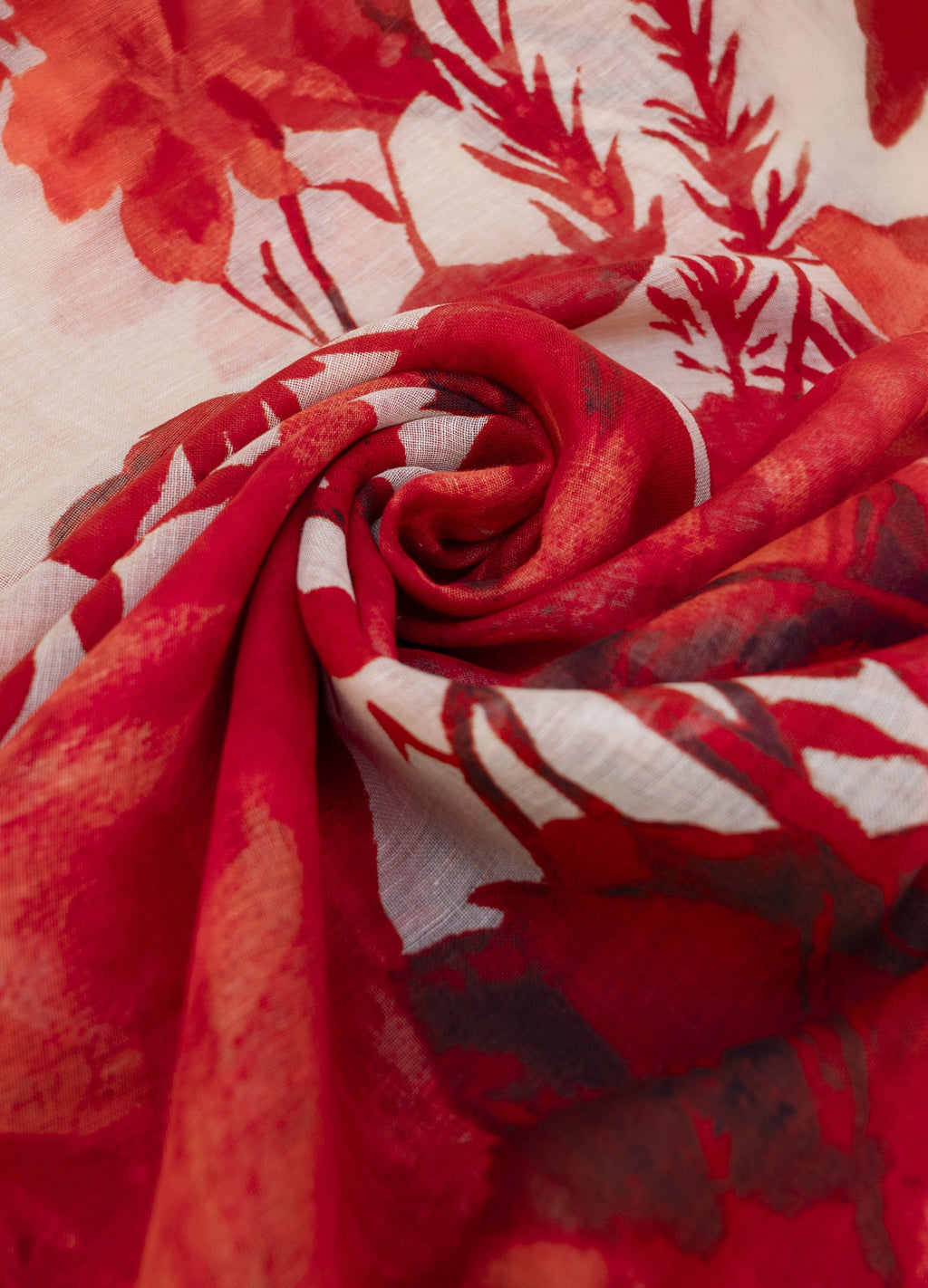 Tecido leve floral em vermelho e branco enrolado em espiral
