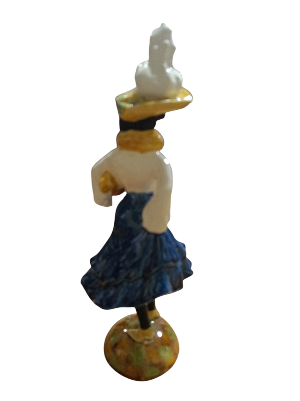 Figura cerâmica de mulher com vestido azul e chapéu amarelo