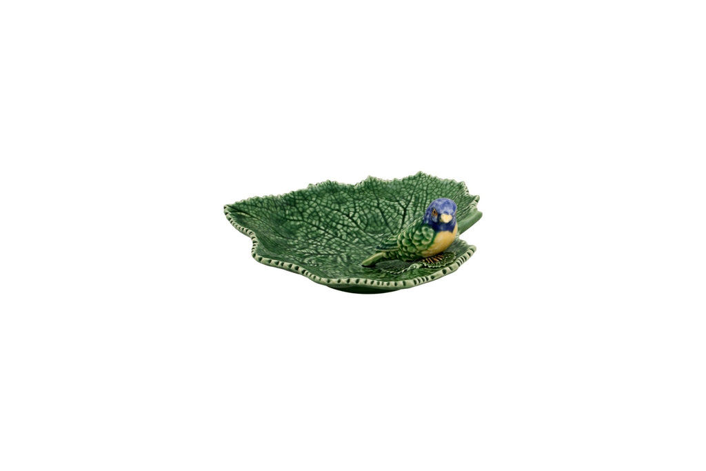 Prato decorativo verde em forma de folha com pássaro azul e amarelo