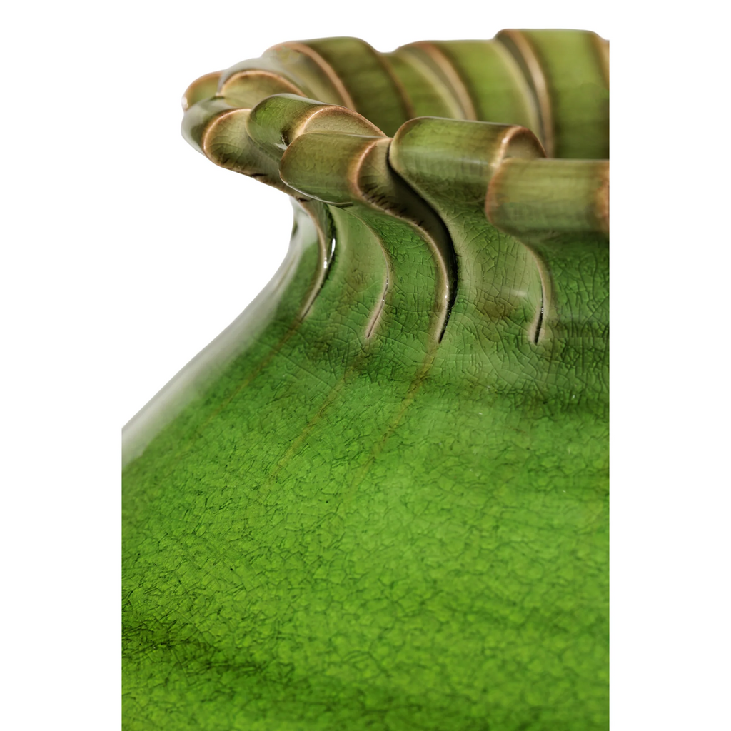 Borda detalhada de vaso verde em cerâmica com textura craquelada.