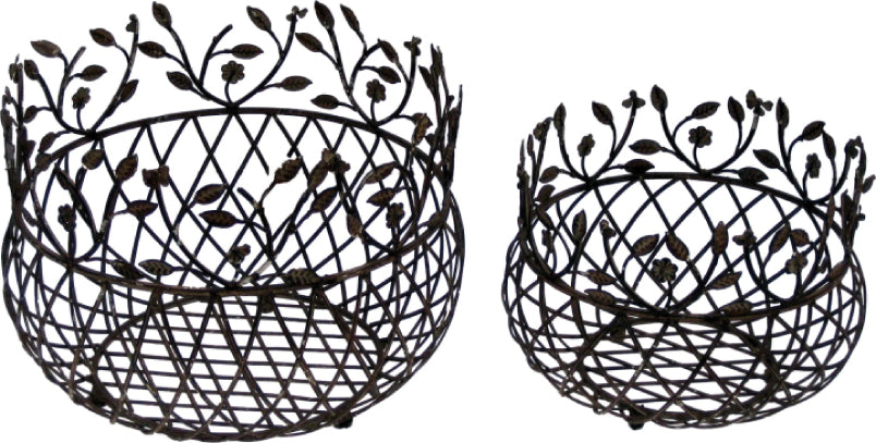 Duas cestas decorativas de metal preto com padrão de malha e decoração de folhas.