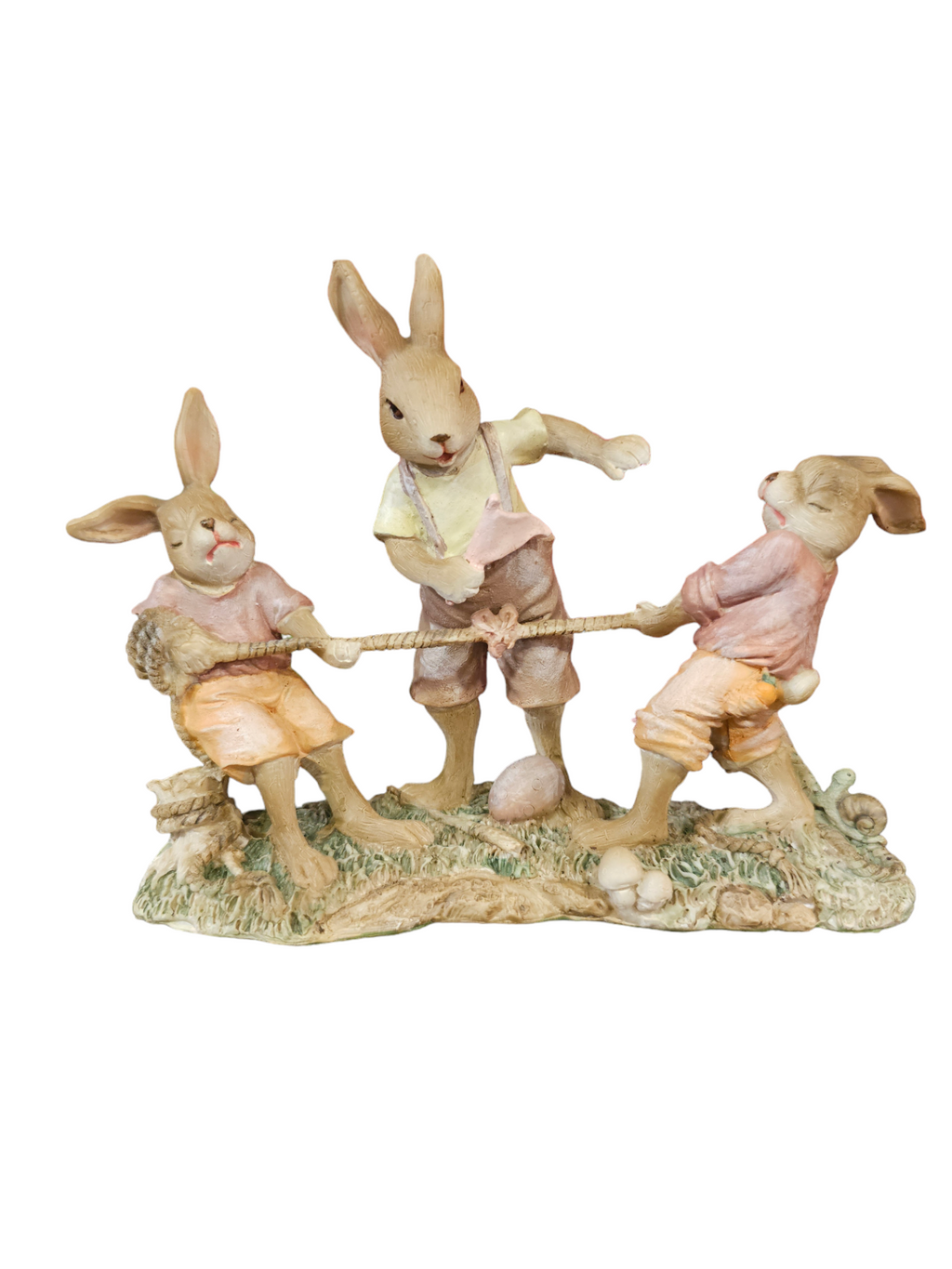 Escultura de coelhos a jogar cabo de guerra com roupas em tons pastel e base texturizada