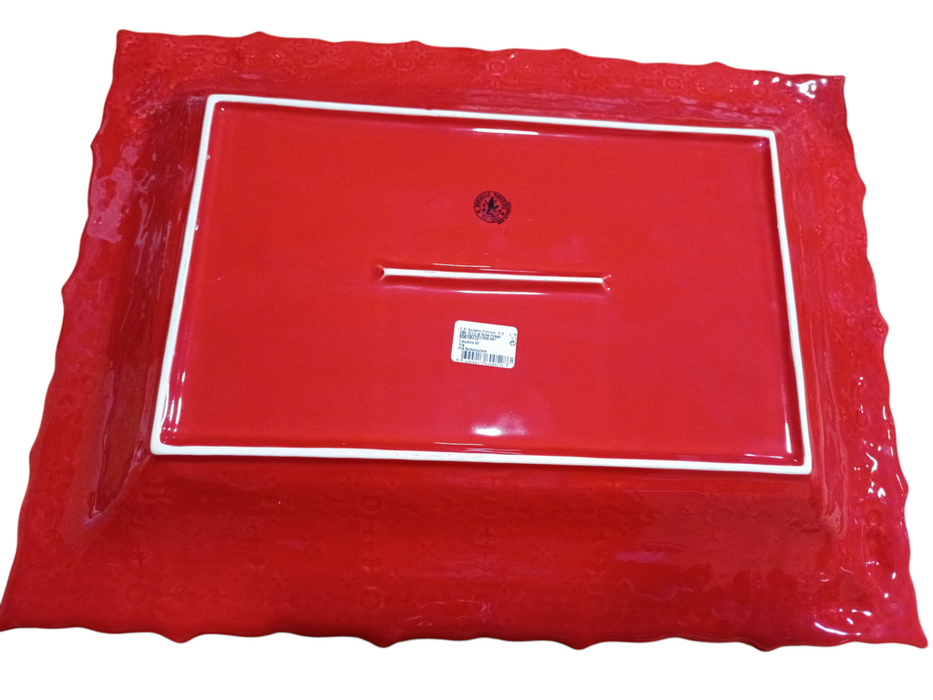 Prato cerâmica vermelho retangular com bordas onduladas e etiqueta