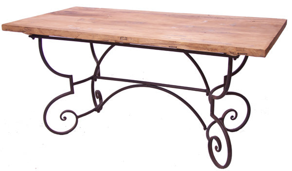 Mesa com tampo de madeira natural e pernas de metal preto curvas