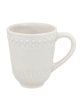 caneca de cerâmica branca com padrão em relevo e asa arredondada