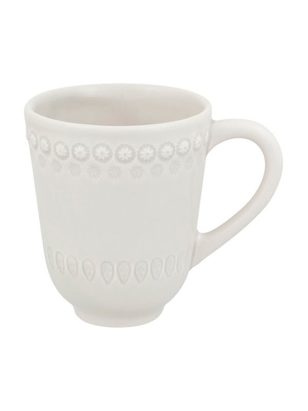 caneca de cerâmica branca com padrão em relevo e asa arredondada