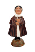 Estatueta feminina com capa castanha e capuz branco
