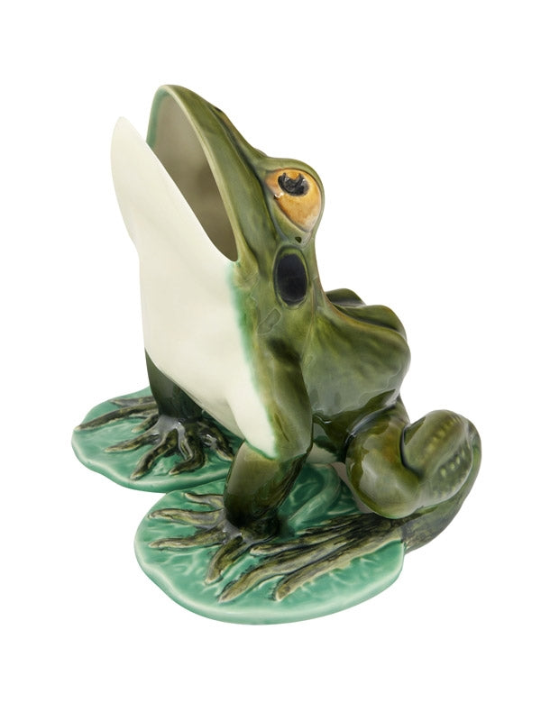 Estatueta cerâmica sapo verde em folhas verdes com boca aberta