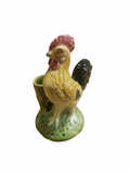 Figurinha decorativa de cerâmica de galo amarelo com base verde