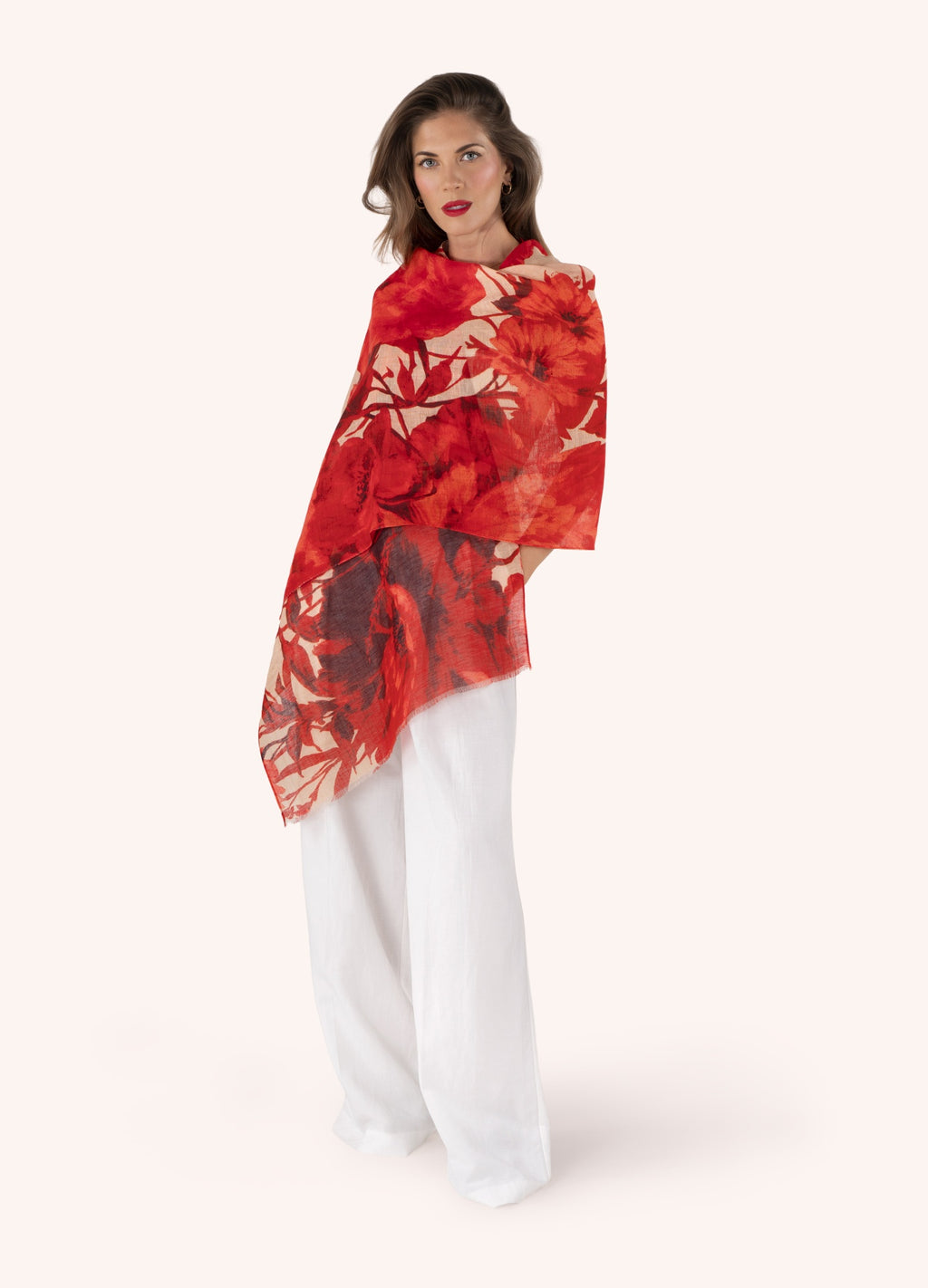 Mulher com lenço vermelho floral e calças brancas larges