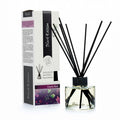 Mikado Reed Diffuser Cassis Noir em frasco com varetas pretas, ao lado da caixa branca e preta