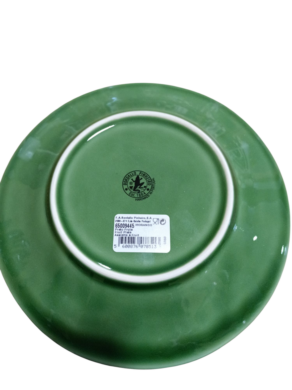 Base de prato verde em cerâmica com etiqueta e logotipo da fábrica.