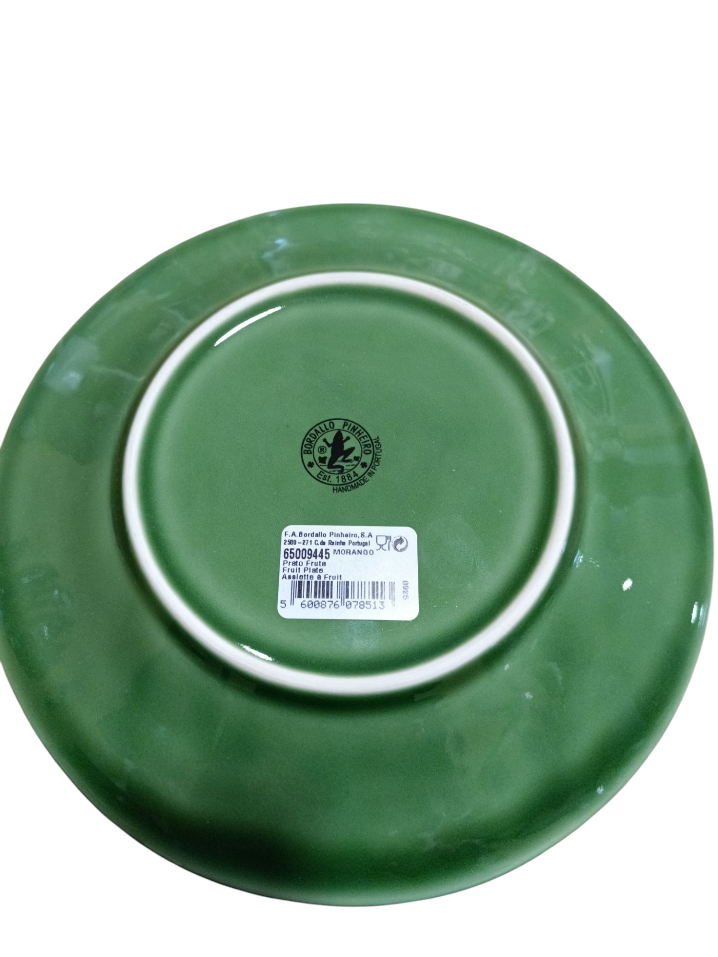 Base de prato verde em cerâmica com etiqueta e logotipo da fábrica.