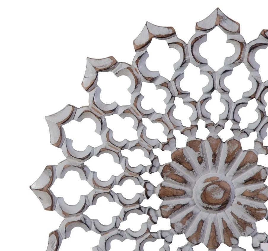 Objeto decorativo em metal branco com padrão recortado floral e circular