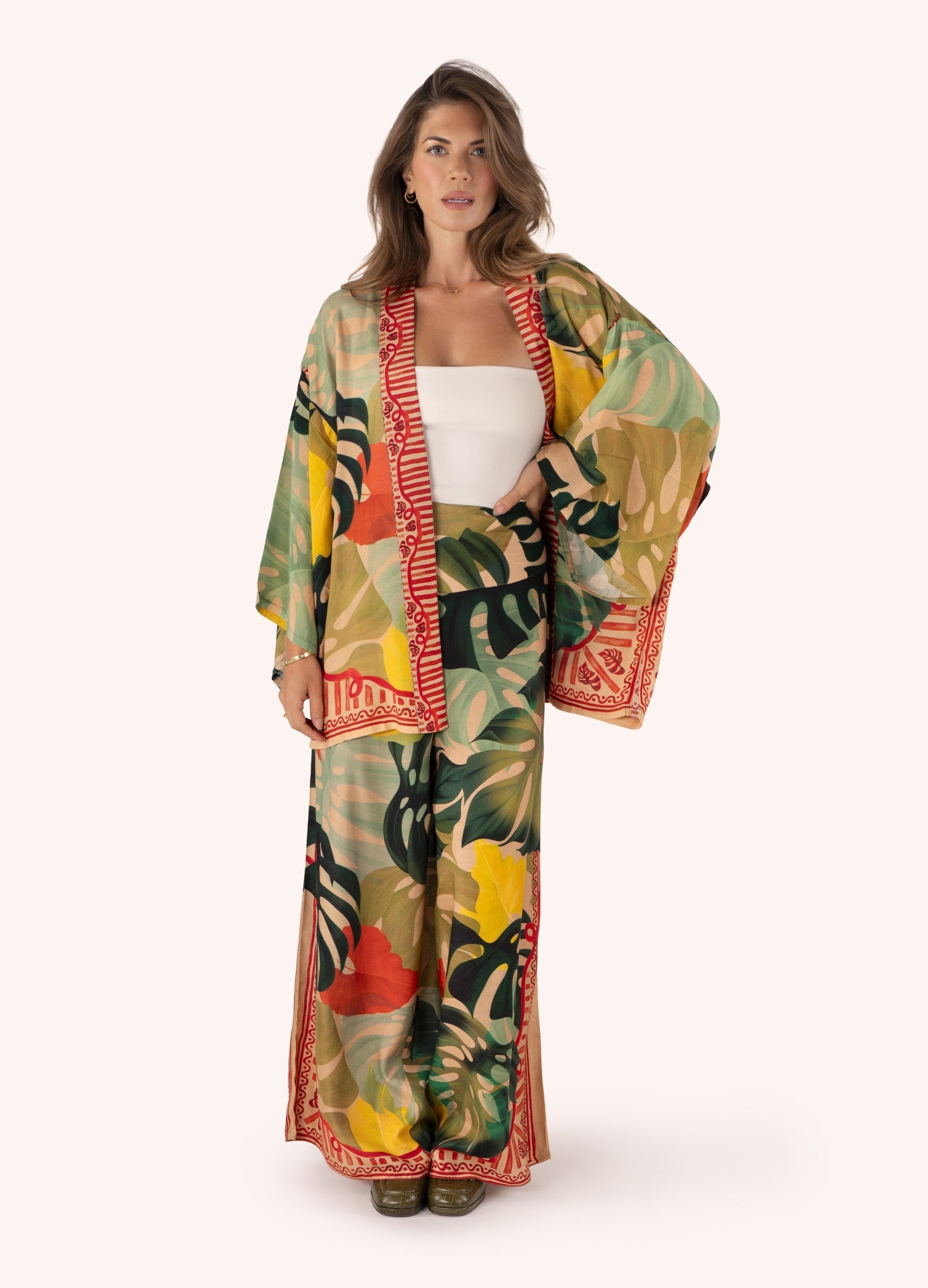 Conjunto tropical feminino com kimono e calças largas estampadas