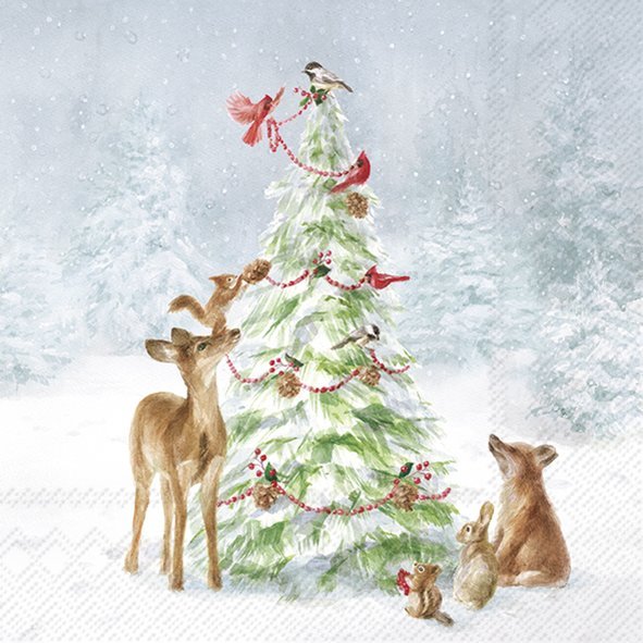 Árvore de Natal com decoração natural e animais da floresta na neve